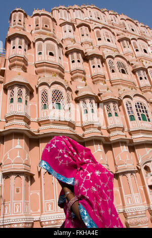 Frau im Sari Saree vorbei Hawa Mahal, der "Palast der Winde", Jaipur, Rajasthan, Indien, Asien. Stockfoto