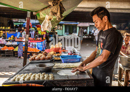 Man kocht traditionelle burmesische Straße in Yangon. Stockfoto