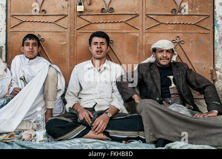 junge arabische Männer kauen Khat Qat Suchtgiftes Blätter in Sanaa Jemen Straße Stockfoto
