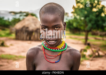 Porträt einer jungen Afrikanerin in ihrem Dorf. Stockfoto