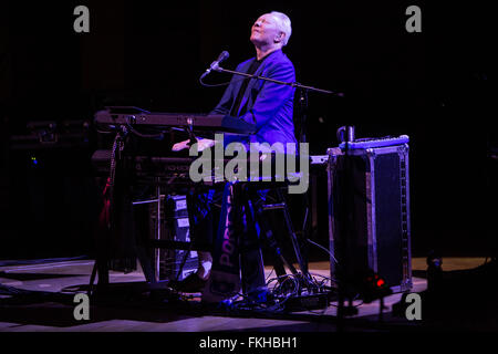 Mailand Italien. 8. März 2016. Der englische Singer-Songwriter JOE JACKSON live auf der Bühne am Teatro Dal Verme während der "Fast Forward Tour" Credit führt: Rodolfo weitertransferiert/Alamy Live News Stockfoto