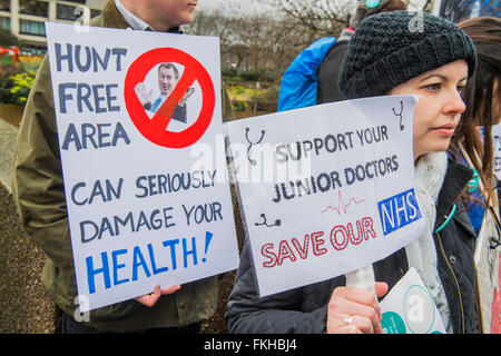 London, UK. 9. März 2016. Die Streikposten am St Thomas' Hospital. Junior-Ärzte Phase noch 48 Stunden Streik Klage gegen den neuen Verträgen soll durch den Governemnt und Gesundheit Minister Jeremy Hunt verhängt werden. Bildnachweis: Guy Bell/Alamy Live-Nachrichten Stockfoto