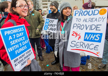 London, UK. 9. März 2016. Die Streikposten am St Thomas' Hospital. Junior-Ärzte Phase noch 48 Stunden Streik Klage gegen den neuen Verträgen soll durch den Governemnt und Gesundheit Minister Jeremy Hunt verhängt werden. Bildnachweis: Guy Bell/Alamy Live-Nachrichten Stockfoto