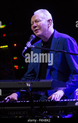 Mailand Italien. 8. März 2016. Der englische Singer-Songwriter JOE JACKSON live auf der Bühne am Teatro Dal Verme während der "Fast Forward Tour" Credit führt: Rodolfo weitertransferiert/Alamy Live News Stockfoto