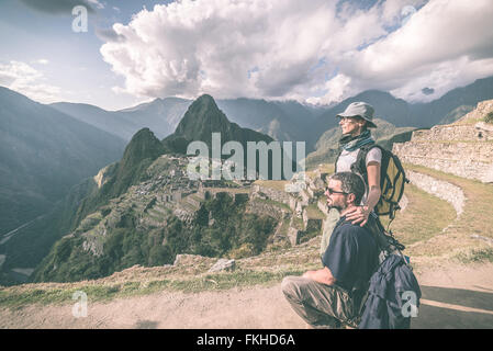 Umarmen paar stehen in der Betrachtung auf den Terrassen über Machu Picchu, das meistbesuchte Reiseziel in Peru. Profil Stockfoto