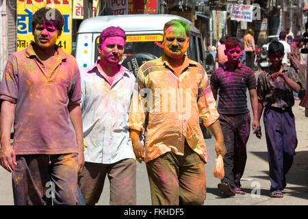 Holi, farbigen Pulver werfen festival,Jaipur,Rajasthan,India,South,Asia.Annual Veranstaltung im März markiert das Ende des Winters. Stockfoto