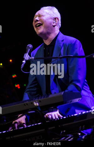 Mailand Italien. 8. März 2016. Der englische Singer-Songwriter JOE JACKSON live auf der Bühne am Teatro Dal Verme während der "Fast Forward Tour" Credit führt: Rodolfo weitertransferiert/Alamy Live News Stockfoto