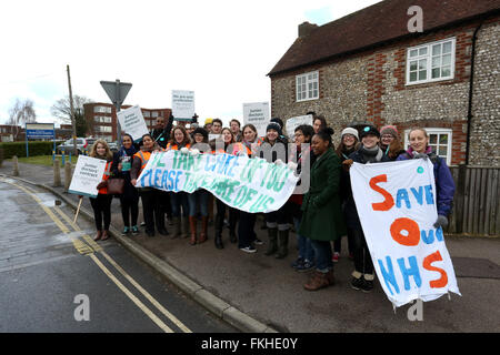 Chichester, UK. 9. März 2016. Ärzte streiken zum dritten Mal über neuen Vertrag der Regierung gebracht. Abgebildet ist Streik außerhalb Krankenhaus Chichester, West Sussex, UK. Bildnachweis: Sam Stephenson/Alamy Live-Nachrichten. Stockfoto