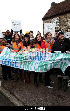 Chichester, UK. 9. März 2016. Ärzte streiken zum dritten Mal über neuen Vertrag der Regierung gebracht. Abgebildet ist Streik außerhalb Krankenhaus Chichester, West Sussex, UK. Bildnachweis: Sam Stephenson/Alamy Live-Nachrichten. Stockfoto