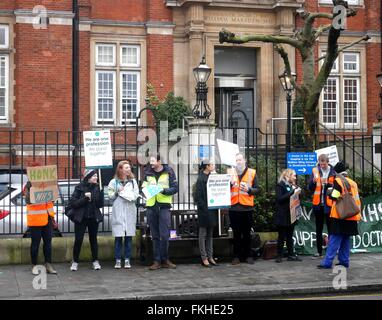 London, UK. 9. März 2016. Ärzte in der Ausbildung bilden eine Zaunlatte Linie außerhalb der Royal Marsden Hospital in Chelsea im Rahmen des dritten Streiks hintereinander ihren Vertrag mit der Regierung. Bildnachweis: Brian Minkoff/Alamy Live-Nachrichten Stockfoto