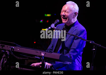 Mailand Italien. 8. März 2016. Der englische Singer-Songwriter JOE JACKSON live auf der Bühne am Teatro Dal Verme während der "Fast Forward Tour" Credit führt: Rodolfo weitertransferiert/Alamy Live News Stockfoto