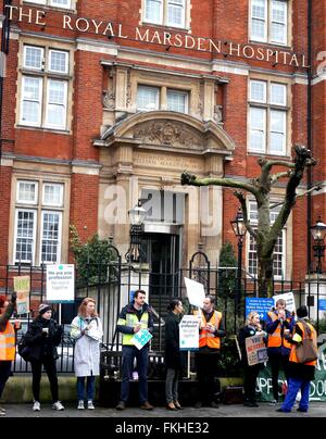 London, UK. 9. März 2016. Ärzte in der Ausbildung bilden eine Streikposten im Rahmen des dritten Streiks hintereinander ihren Vertrag mit der Regierung. Sie sind vor dem Royal Marsden Hospital abgebildet. Bildnachweis: Brian Minkoff/Alamy Live-Nachrichten Stockfoto