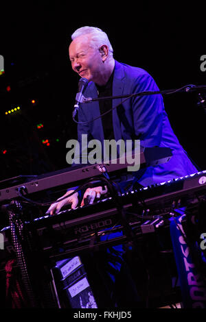 Mailand Italien. 8. März 2016. Der englische Singer-Songwriter JOE JACKSON live auf der Bühne am Teatro Dal Verme während der "Fast Forward Tour" Credit führt: Rodolfo weitertransferiert/Alamy Live News Stockfoto