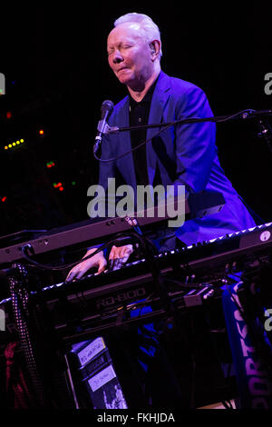 Mailand Italien. 8. März 2016. Der englische Singer-Songwriter JOE JACKSON live auf der Bühne am Teatro Dal Verme während der "Fast Forward Tour" Credit führt: Rodolfo weitertransferiert/Alamy Live News Stockfoto