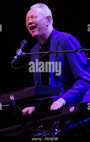 Mailand Italien. 8. März 2016. Der englische Singer-Songwriter JOE JACKSON live auf der Bühne am Teatro Dal Verme während der "Fast Forward Tour" Credit führt: Rodolfo weitertransferiert/Alamy Live News Stockfoto