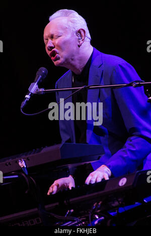 Mailand Italien. 8. März 2016. Der englische Singer-Songwriter JOE JACKSON live auf der Bühne am Teatro Dal Verme während der "Fast Forward Tour" Credit führt: Rodolfo weitertransferiert/Alamy Live News Stockfoto