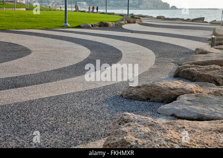 TEL AVIV, ISRAEL - 1. Januar 2016: Windig und hellen Wintertag an der Meeresküste. Der Bahndamm der Tel Aviv Stockfoto