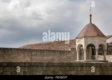 Girona, Katalonien, Spanien - 2. Juni 2015: die arabischen Bäder und die Kirche von Sant Feliu in Girona, Katalonien, Spanien Stockfoto