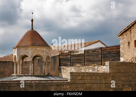 Girona, Katalonien, Spanien - 2. Juni 2015: die arabischen Bäder und die Kirche von Sant Feliu in Girona, Katalonien, Spanien Stockfoto