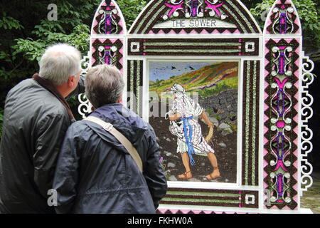 Besucher innehalten und betrachten eine traditionelle gut putzt in Bakewell Stadtzentrum im Peak District National Park England UK Stockfoto