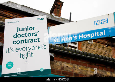 London, UK. 9. März 2016. Junior-Ärzte inszeniert einen 48-stündigen Ausstand außerhalb St Anns Hospital, Tottenham, North London gegen NHS Regierungsaufträge zu protestieren. Die dritte offizielle Ärzte Streik bei 08:00 Vormittag gegen Vorschläge der Regierung begonnen. Bildnachweis: Dinendra Haria/Alamy Live-Nachrichten Stockfoto