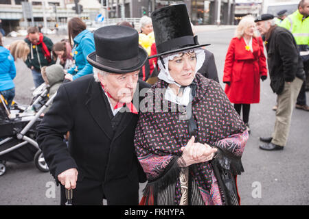 Tragen Tracht am St. Davids Tag Parade,Cardiff,Wales,U.K. Stockfoto