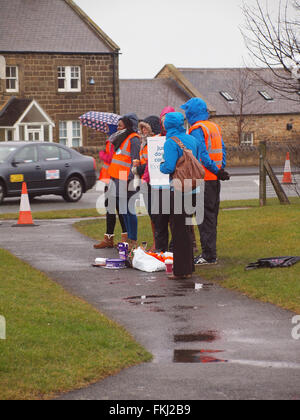 Newcastle Upon Tyne, UK. 9. März 2016. UK News: Ärzte in der Ausbildung gehen im strömenden Regen auf einem 48-stündigen Streik außerhalb Rake-Lane-Hospital in North Tyneside. Bildnachweis: James Walsh/Alamy Live-Nachrichten Stockfoto