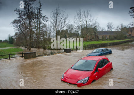 Kenilworth Castle, Warwickshire, UK. 9. März 2016. Autos auf die A452 Trunk Road neben Kenilworth Castle aufgegeben; Warwickshire als der Ford stieg schnell über die Bundesstraße Rendern der Straße innerhalb von 12 Stunden von starken Regenfällen unpassierbar. © Fraser Pithie/Alamy Live-Nachrichten Stockfoto