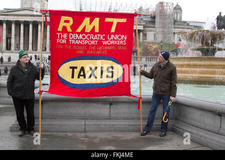 Westminster London, UK. 9. März 2016. London Taxi-Fahrer Kundgebung gegen Uber Treiber und Transport for London am Trafalgar Square. Bildnachweis: Amer Ghazzal/Alamy Live-Nachrichten Stockfoto