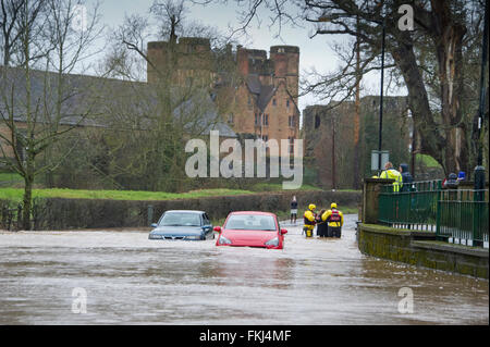 Kenilworth Castle, Warwickshire, UK. 9. März 2016. Ein Frau-Treiber wird von Warwickshire Feuerwehrleute aus ihrem Auto gefahren in Kenilworth Ford ihr Fahrzeug verursacht durch steigende Hochwasser aus Finham Bach am Donnerstagmorgen 9. März 2016 überwältigt zu werden gerettet. Bildnachweis: Fraser Pithie/Alamy Live-Nachrichten Stockfoto