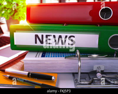 Green Office Ordner mit Inschrift News. Stockfoto