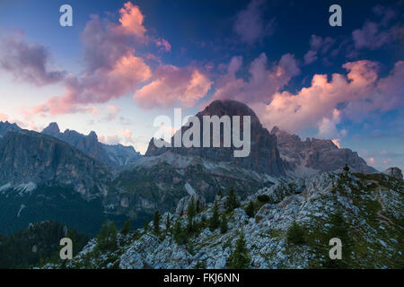 Sonnenuntergang am Cinque Torri in den Dolomiten Stockfoto