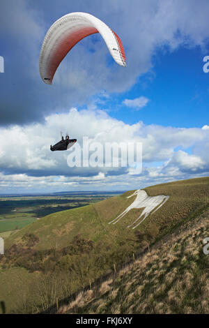 Gleitschirm fliegen über dem weißen Pferd in Wiltshire Stockfoto