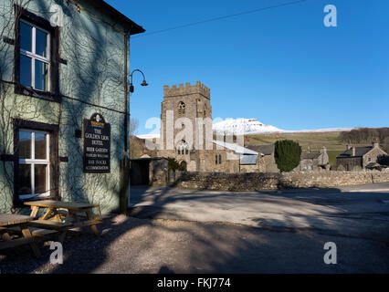 Das Golden Lion Hotel und St. Oswald Kirche, Horton in Ribbledale, North Yorkshire, UK Stockfoto