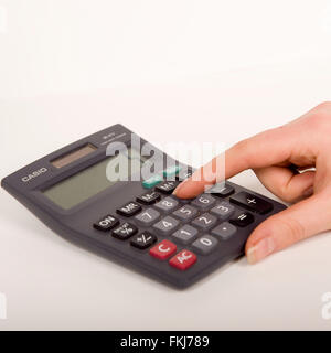 Weiblich mit einem Taschenrechner Stockfoto