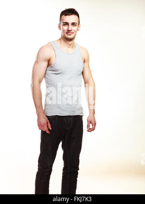 Hübscher bemuskelt sportlich Fit Mann. Porträt des jungen muskulösen Kerl im Studio. Gesunde Lebensweise. Stockfoto