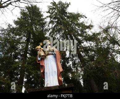 Zakopane, Polen. 9. März 2016. Eine Statue von St. Joseph und der Säugling Christus in einem Garten gewidmet der Heiligen Papst Johannes Paul II in Zakopane, Polen. © Anna Ferensowicz/Pacific Press/Alamy Live-Nachrichten Stockfoto