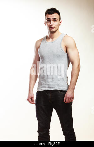Hübscher bemuskelt sportlich Fit Mann. Porträt des jungen muskulösen Kerl im Studio. Gesunde Lebensweise. Stockfoto
