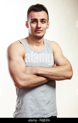 Hübscher bemuskelt sportlich Fit Mann. Porträt des jungen muskulösen Kerl im Studio. Gesunde Lebensweise. Stockfoto