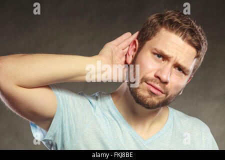 Klatsch-Mann mit Hand zum Ohr abhören. Guy belauscht Gerüchte hören. Spionage und geheime Konzept. Stockfoto
