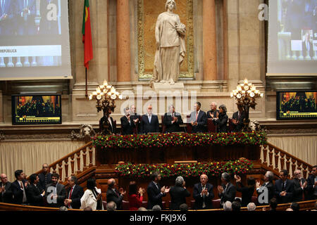 Lissabon, Portugal. 9. März 2016. Neue Portugals Präsident Marcelo Rebelo de Sousa ist von den Gästen bei seiner Vereidigung im portugiesischen Parlament in Lissabon am 9. März 2016 gratulierte. Bildnachweis: Pedro Fiuza/ZUMA Draht/Alamy Live-Nachrichten Stockfoto