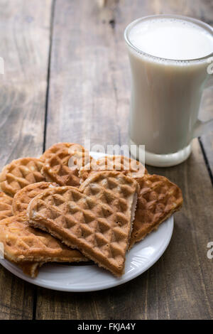 Herz-geformte Waffeln auf dem Teller, Nahaufnahme Stockfoto