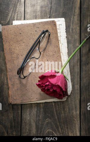 Stillleben mit Vintage Notizbuch und Rose, von oben Stockfoto