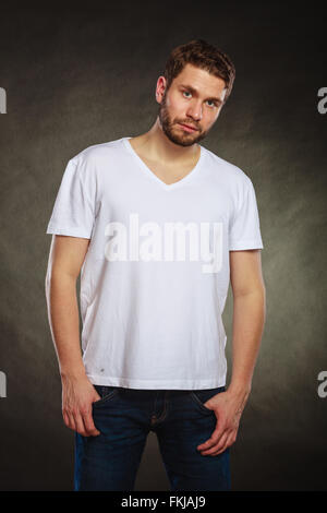 Porträt von modischen Mann leeres Hemd. Junger Mann posiert im Studio auf schwarz. Freizeitmode. Stockfoto