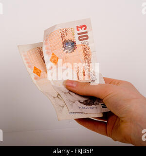 Zahlung mit Bargeld, zehn Pfund-Noten Stockfoto