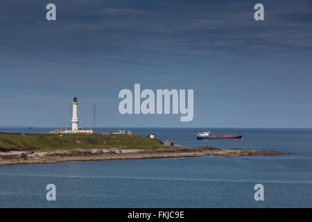 Der Leuchtturm und Strand von Aberdeen, Schottland, Vereinigtes Königreich, mit einem Schiff Hafen verlassen Stockfoto