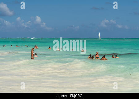 Touristen im Ozean Baden Playa Bavaro, Punta Cana, Dominikanische Republik, Karibik, Amerika, Stockfoto