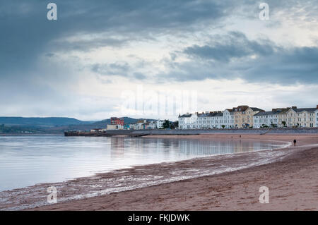 Bild von Exmouth Strandpromenade, zeigt das Strand und das Meer georgianischen Stil Häuser, Menschen in der Ferne zu Fuß am Strand. Stockfoto