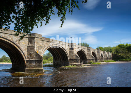 Historische Brücke von Dee über den berühmten Fluss Dee in Stadtzentrum von Aberdeen, Schottland, Großbritannien Stockfoto