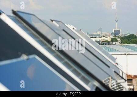 auf dem Dach Panorama von Berlin s Skyline mit riesigen Solarzellen-Panel-System im Vordergrund, Foto: 30 Juni 2009. Stockfoto